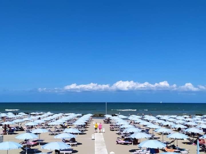 Hotel Luca Римини Екстериор снимка