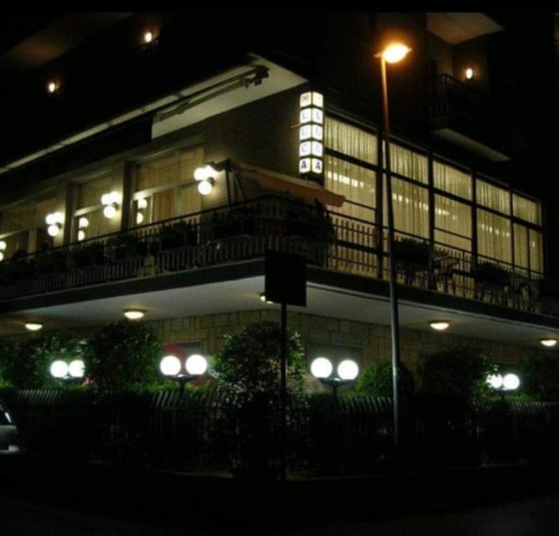 Hotel Luca Римини Екстериор снимка