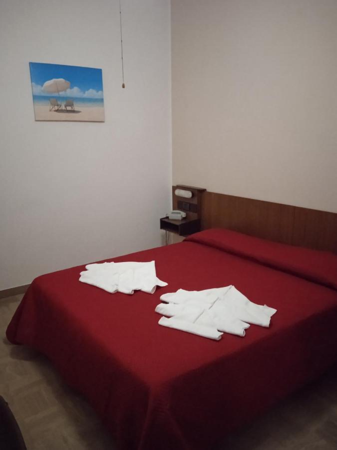 Hotel Luca Римини Екстериор снимка