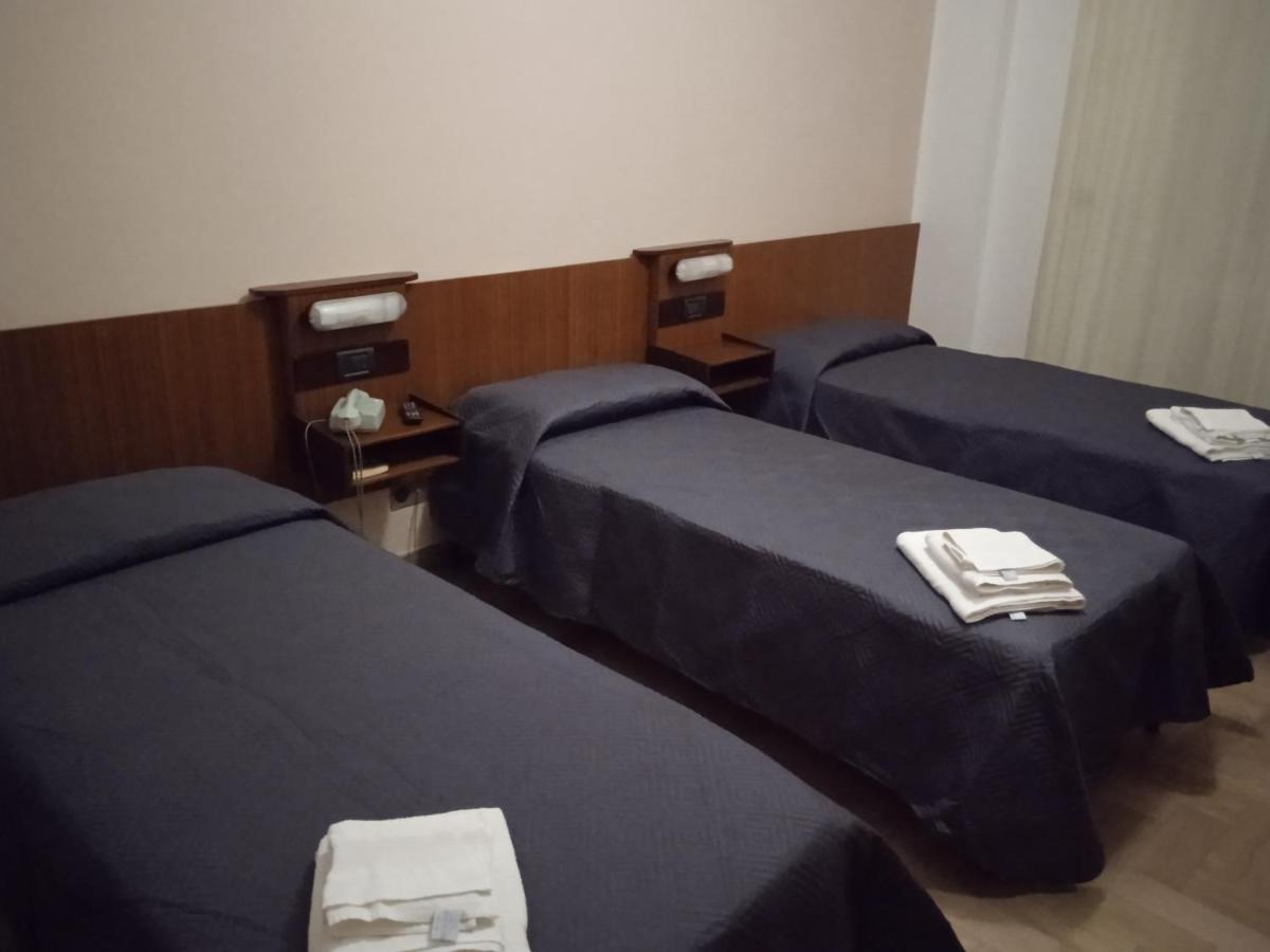 Hotel Luca Римини Екстериор снимка