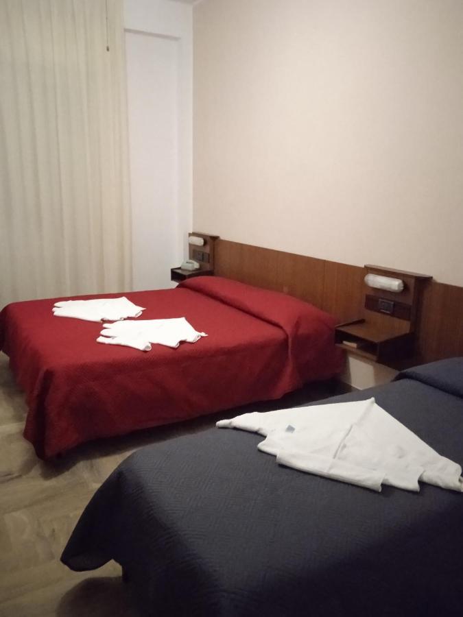 Hotel Luca Римини Екстериор снимка