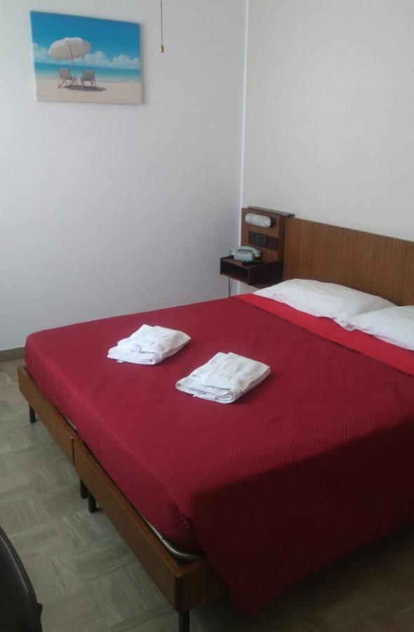 Hotel Luca Римини Екстериор снимка