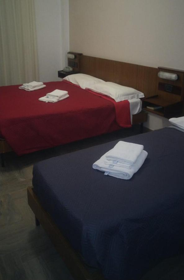 Hotel Luca Римини Екстериор снимка
