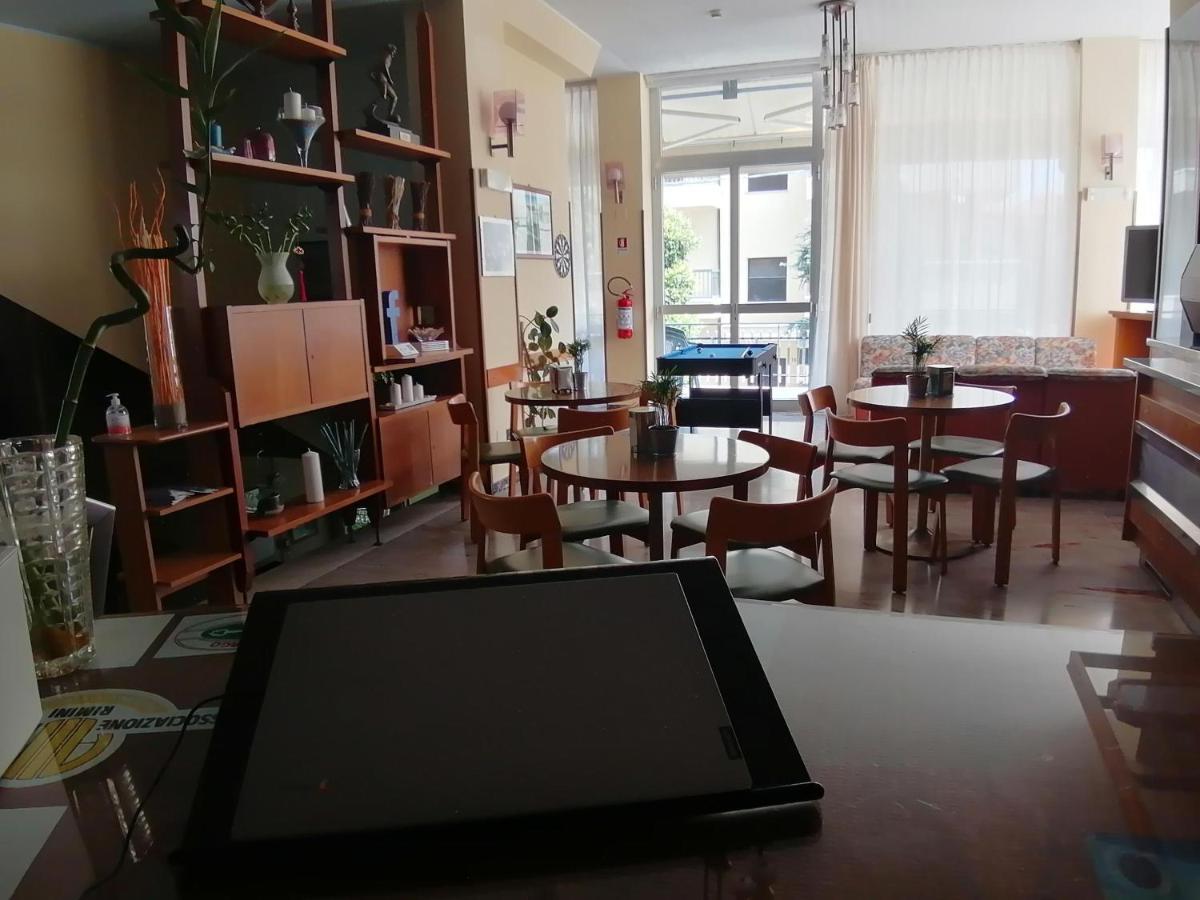 Hotel Luca Римини Екстериор снимка