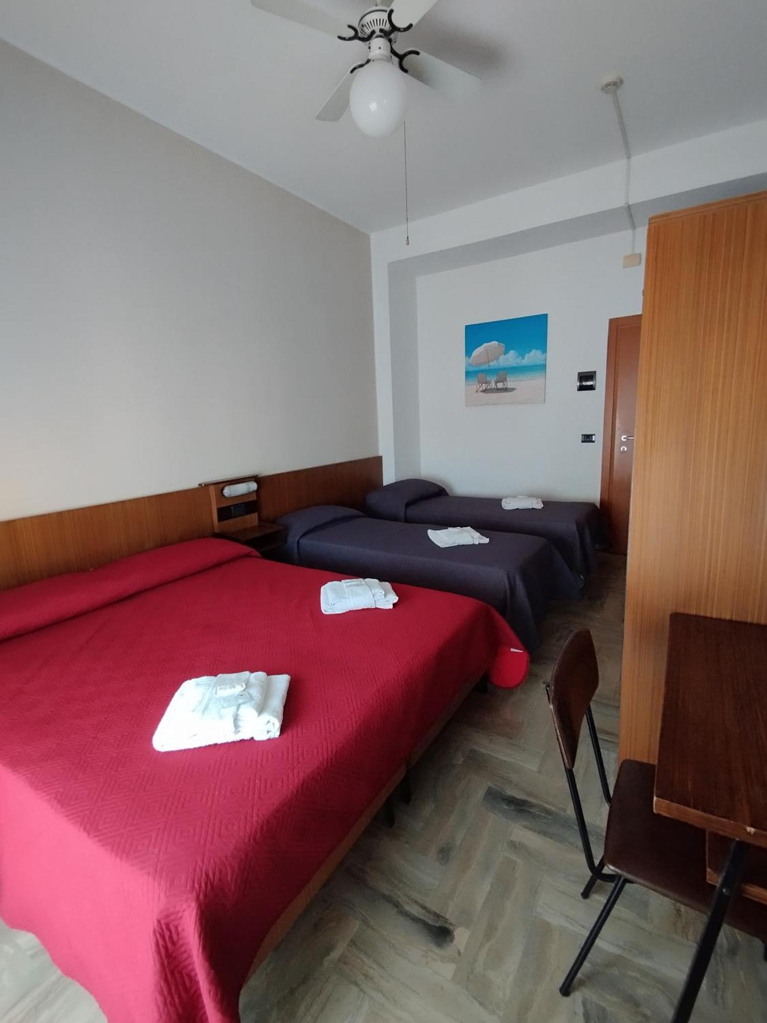 Hotel Luca Римини Екстериор снимка