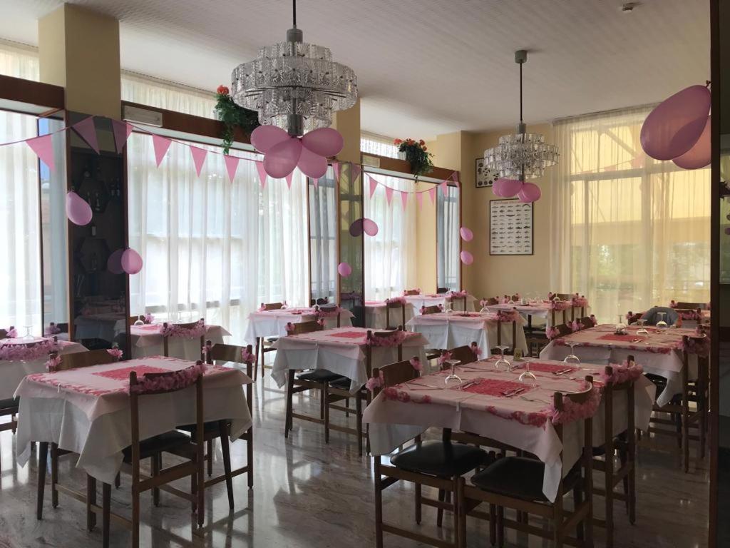 Hotel Luca Римини Екстериор снимка