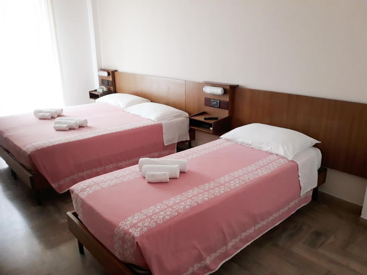 Hotel Luca Римини Екстериор снимка