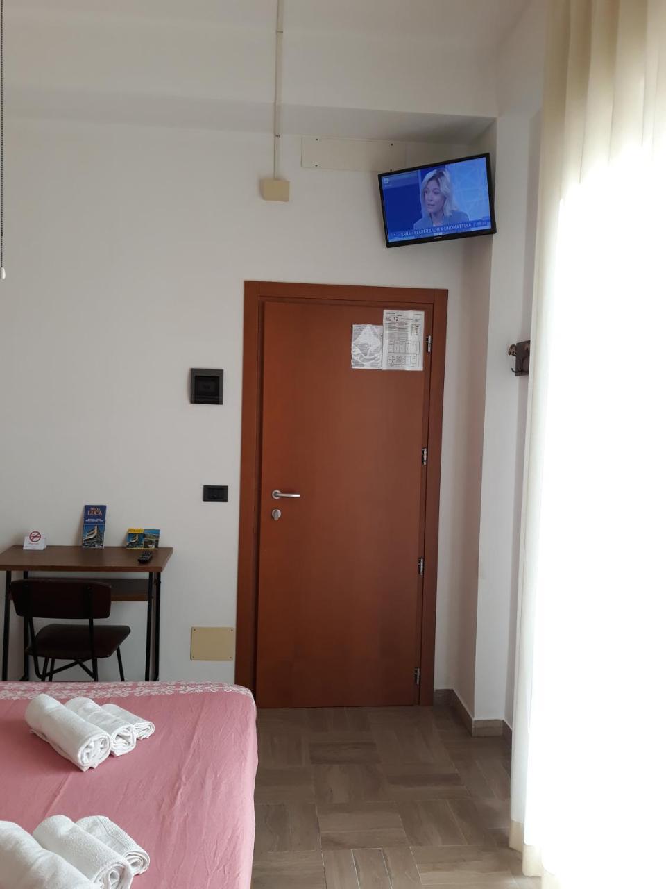 Hotel Luca Римини Екстериор снимка