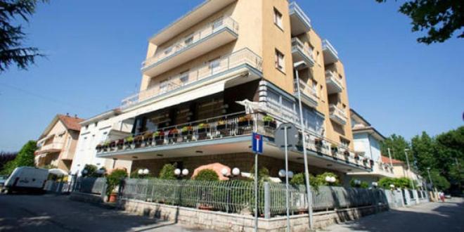 Hotel Luca Римини Екстериор снимка