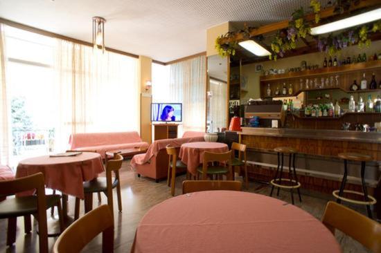 Hotel Luca Римини Екстериор снимка