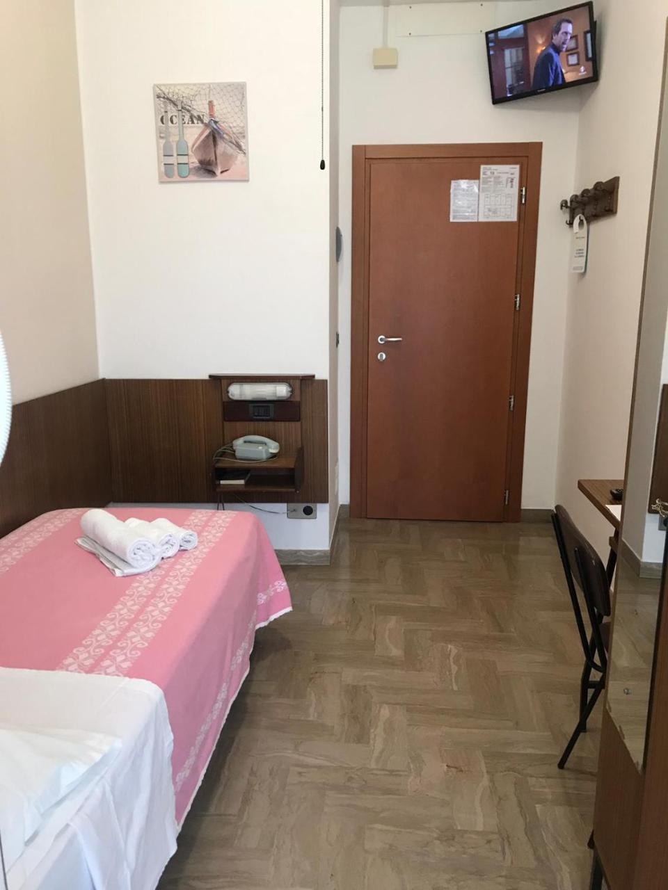 Hotel Luca Римини Екстериор снимка