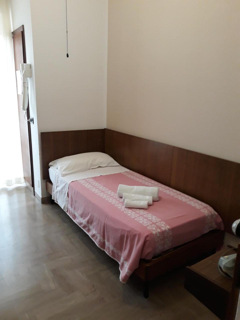 Hotel Luca Римини Екстериор снимка